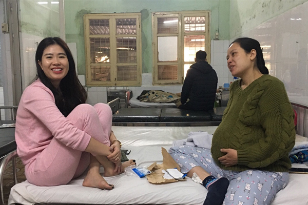 Hai chị em kết nghĩa đưa nhau đi sinh em bé