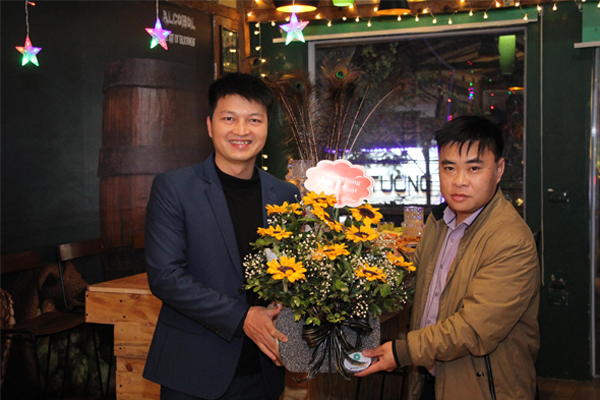 Mr Vũ tặng hoa sinh nhật Ngọc lần thứ 41