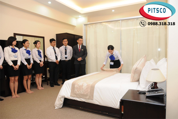 Hình ảnh 2 là các kỹ thuật khách sạn đang tập huấn