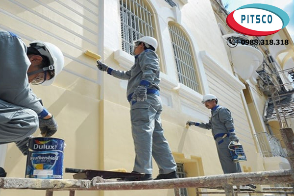 (Hình 12: Công việc sơn tòa nhà ở Nhật Bản)