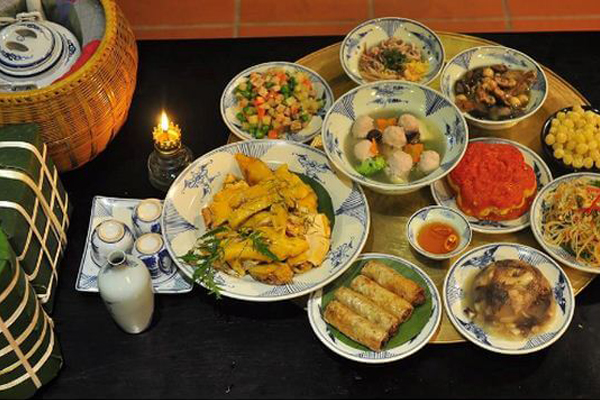 Mâm cơm gia đình ngày tết