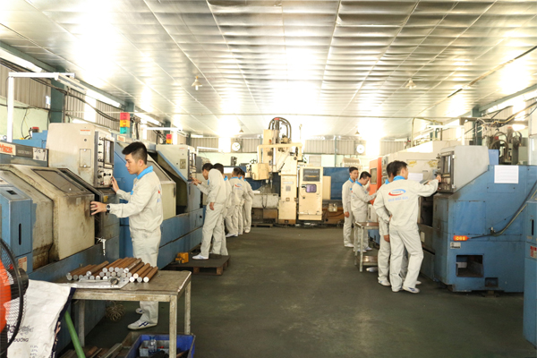 (Hình 9: Các bạn học viên thực hành tại xưởng tiện, phay của trường Cao đẳng Bách Nghệ Hải Phòng)
