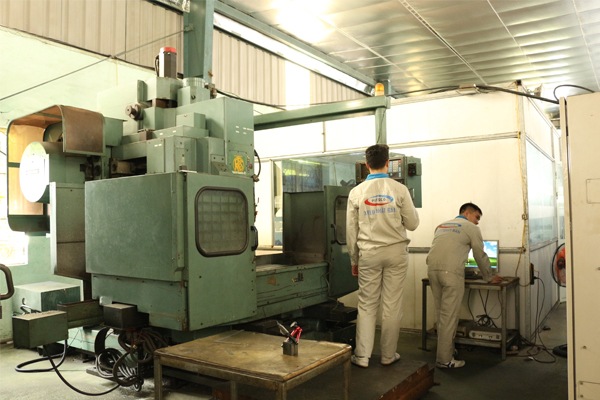 (Hình 10: Các bạn học viên thực hành tại xưởng tiện, phay của trường Cao đẳng Bách Nghệ Hải Phòng)