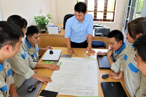 (Hình 8: Các bạn học viên học từ vựng)
