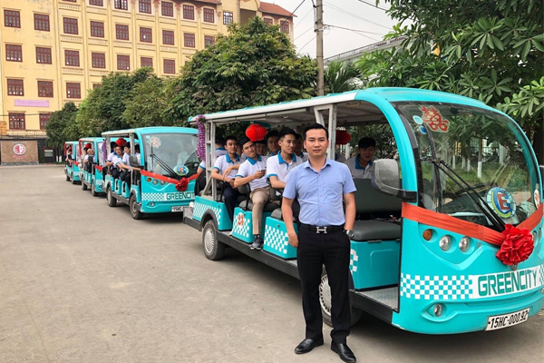 (Hình 1: Xe điện xuất phát từ trong công ty PITSCO - trường Cao đẳng Bách Nghệ đưa học viên đi lễ chùa)