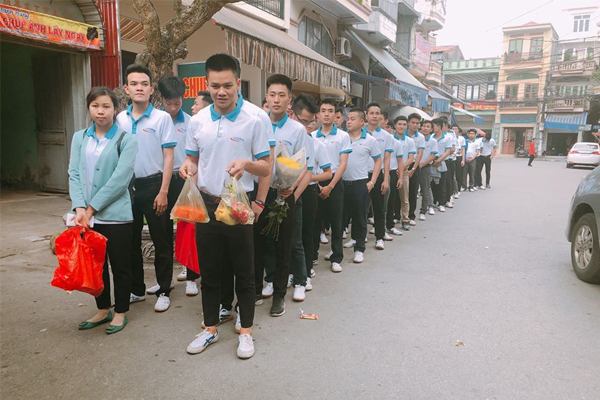 (Hình 2: Các bạn học viên xếp hàng chờ ở cổng chùa Dư Hàng thuộc Lê Chân, thành phố Hải Phòng)