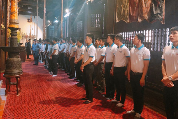 (Hình 3: Các bạn học viên đứng thắp hương và làm lễ trong ngôi chùa Dư Hàng thuộc Lê Chân, thành phố Hải Phòng)