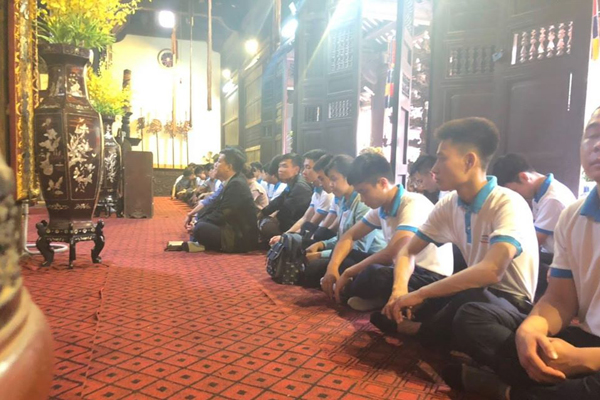 (Hình 3: Các bạn học viên thắp hương và làm lễ trong ngôi chùa Dư Hàng thuộc Lê Chân, thành phố Hải Phòng)