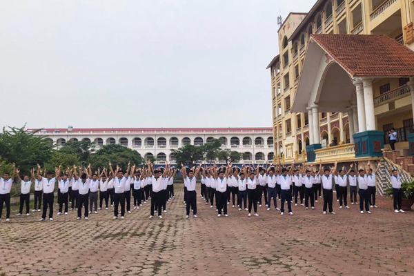 (Hình 16: Giờ tập thể dục giữa giờ của các bạn học viên học tiếng Nhật Bản của công ty PITSCO)