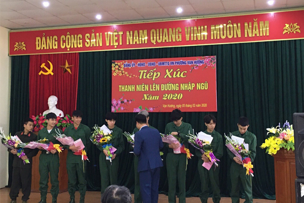 Trao quà cho bộ đội nhập ngũ