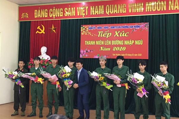 Chụp ảnh cùng bộ đội nhập ngũ