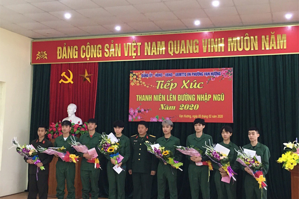 Ảnh chụp của Ban chỉ huy quân sự cùng bộ đội nhập ngũ