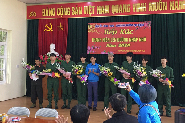 Đoàn thanh niên chụp ảnh cùng bộ đội nhập ngũ