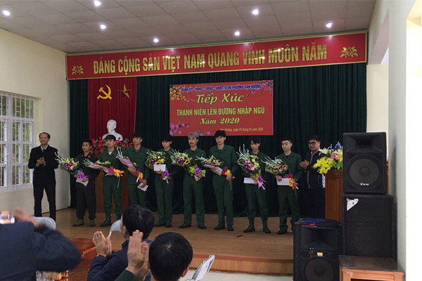 Lãnh đạo phường Vạn Hương chụp ảnh cùng bộ đội nhập ngũ