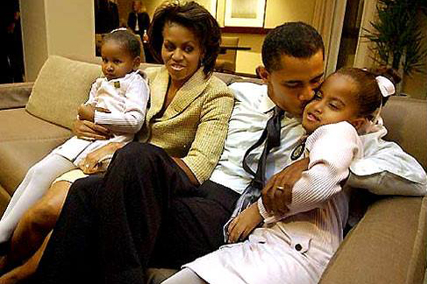 Vợ chồng Obama và 2 con lúc còn nhỏ