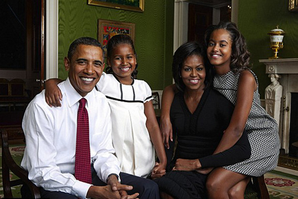Vợ chồng Obama và 2 cô con gái nhỏ