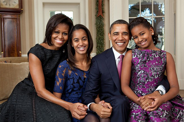 Vợ chồng Obama và 2 con gái lúc trưởng thành