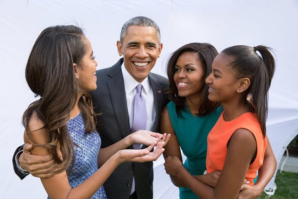 Vợ chồng Obama và 2 cô con gái trưởng thành