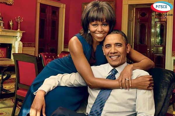 Vợ chồng Obama ngồi tại gia đinh